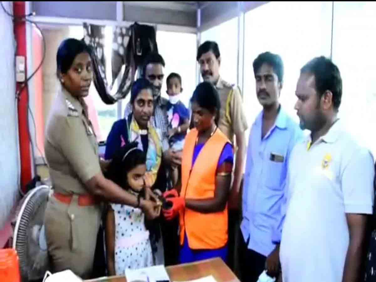 పారిశుద్ధ్య కార్మికురాలి నిజాయితీ : చెత్త‌లో దొరికిన రూ 7.5 ల‌క్ష‌ల విలువైన గోల్డ్ కాయిన్‌ను తిరిగి ఇచ్చేసింది!