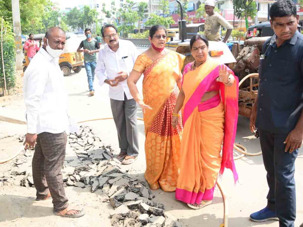 Mayor | ఫుట్ పాత్ నిర్మాణ పనులను పరిశీలించిన మేయర్ పునుకొల్లు నీరజ..