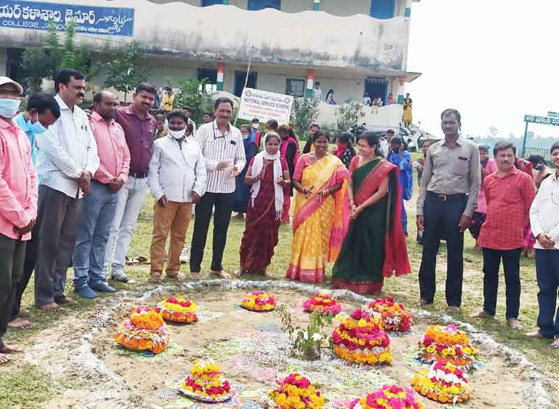 తెలంగాణకు ప్రతీక బతుకమ్మ