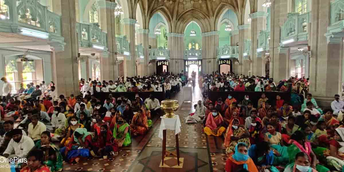 భక్తులతో కిటకిటలాడిన మెదక్‌ చర్చి