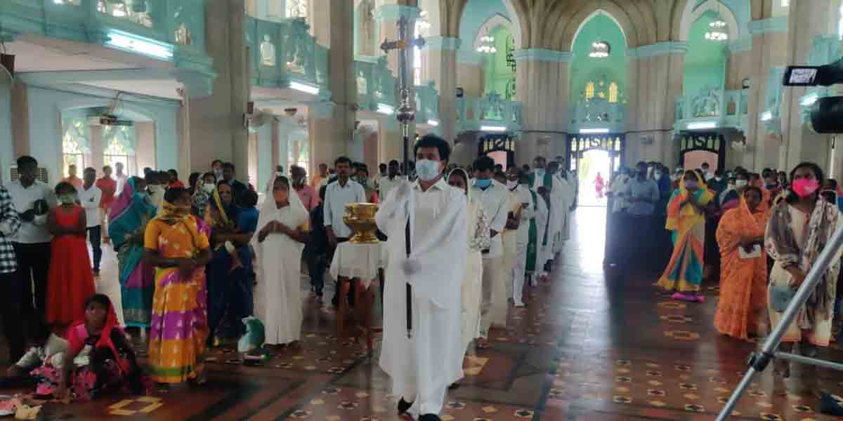 భక్తులతో కిటకిటలాడిన మెదక్‌ చర్చి