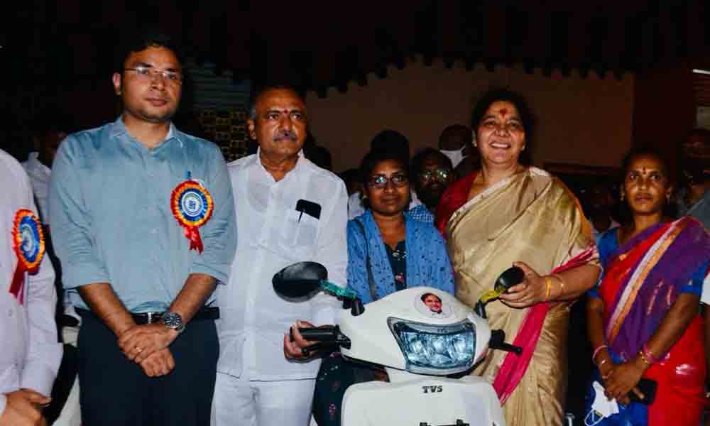 దివ్యాంగుల సంక్షేమానికి ప్రభుత్వం కృషి : మంత్రి సత్యవతి