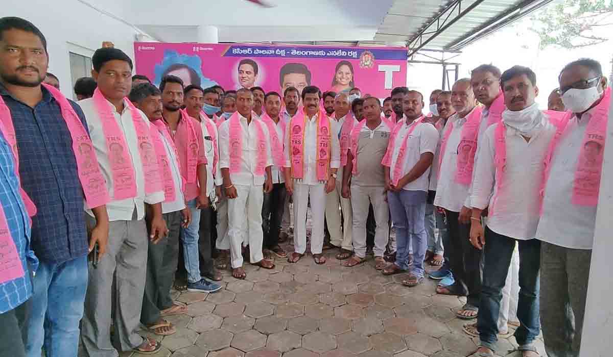 మంత్రి వేముల సమక్షంలో టీఆర్‌ఎస్‌లో చేరిన పలు పార్టీల నాయకులు