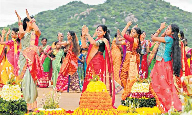 మహా సౌధంపై బతుకమ్మ ఆటాపాట