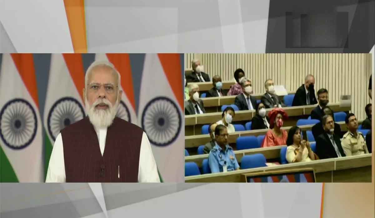 అవ‌స‌రానికి రంగులు మార్చే వారి ప్ర‌వ‌ర్త‌న‌తో దేశానికి హాని: ప్ర‌ధాని మోదీ