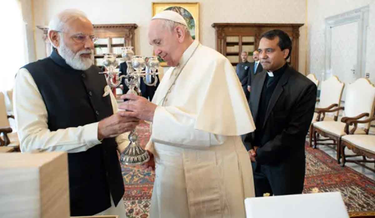 పోప్ ఫ్రాన్సిస్‌కు గిఫ్ట్ ఇచ్చిన ప్ర‌ధాని మోదీ