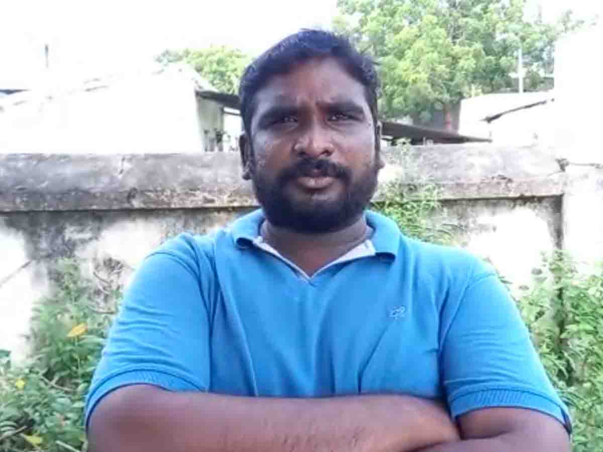 అంబేద్క‌ర్ విగ్ర‌హం సాక్షిగా ఈట‌ల కాళ్లు ప‌ట్టుకున్నా.. అన్ని అర్హ‌త‌లున్నా ఉద్యోగం రాకుండా చేసిండు..