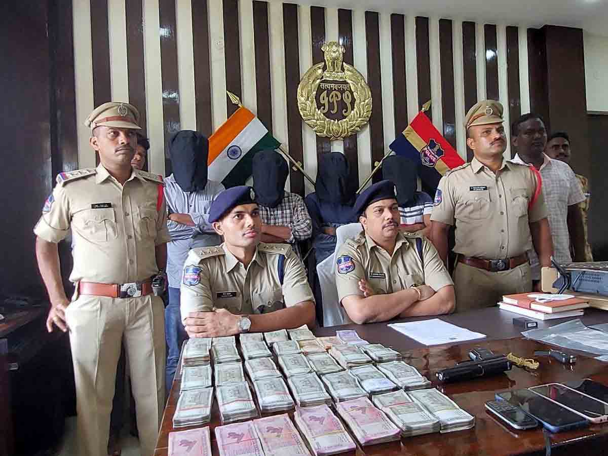 Crime news | ములుగు జిల్లాలో నలుగురు నకిలీ మావోయిస్టుల అరెస్ట్