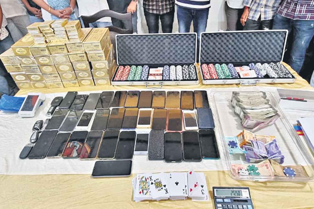 సినీ హీరో ఫాం హౌస్‌లో పేకాట