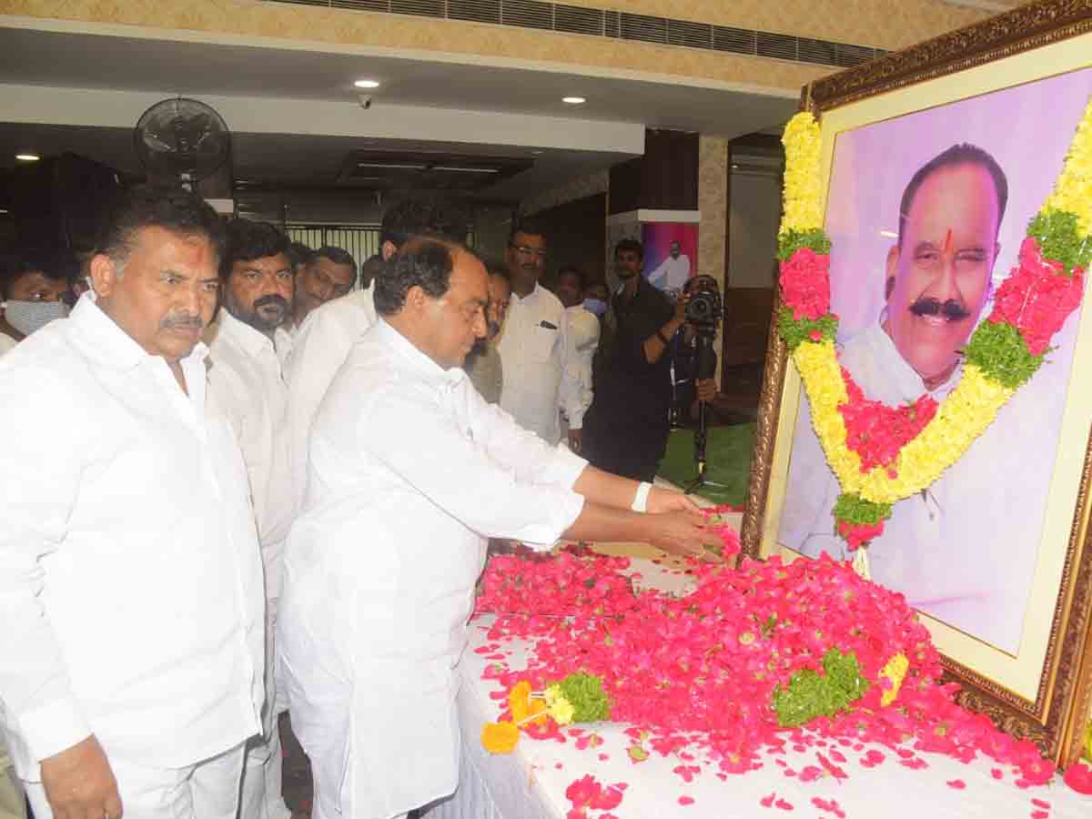 మాజీ మంత్రి నాయినికి నివాళులు అర్పించిన మంత్రి ఐకే రెడ్డి