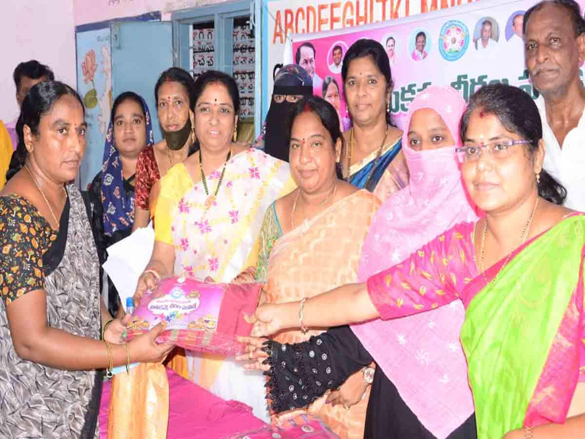 Khammam |  ప్రతి మహిళ ముఖంలో సంతోషమే సీఎం కేసీఆర్ లక్ష్యం : నగర మేయర్ నీరజ..