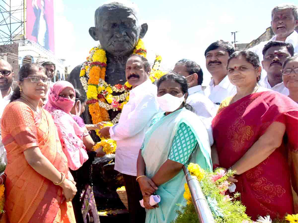 Khammam | గాంధీజీ ఆశయసాధనకు ప్రతి ఒక్కరూ పాటుపడాలి: మేయర్ పునుకొల్లు నీరజ..