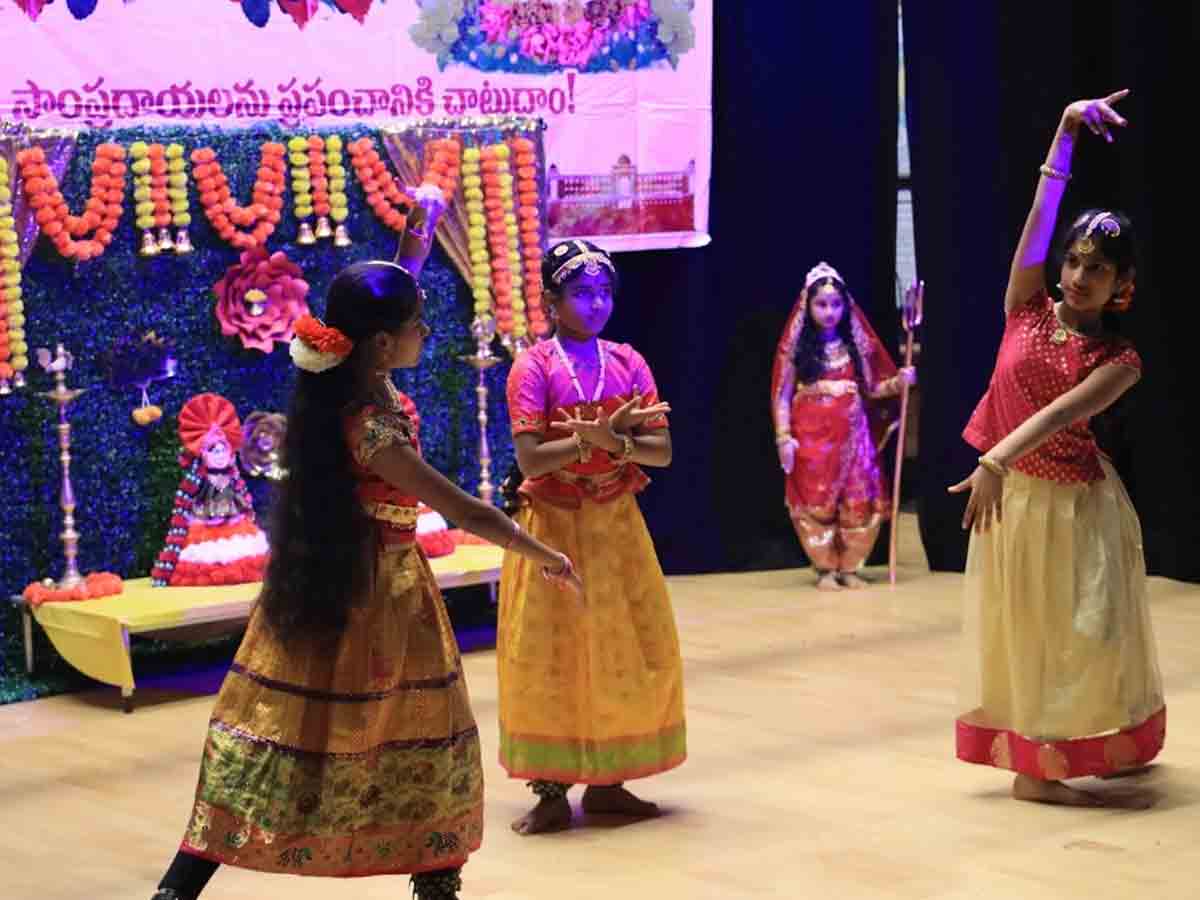 ఐలెస్బరీ తెలుగు సంఘం ఆధ్వర్యంలో ఘనంగా బతుకమ్మ, దసరా వేడుకలు