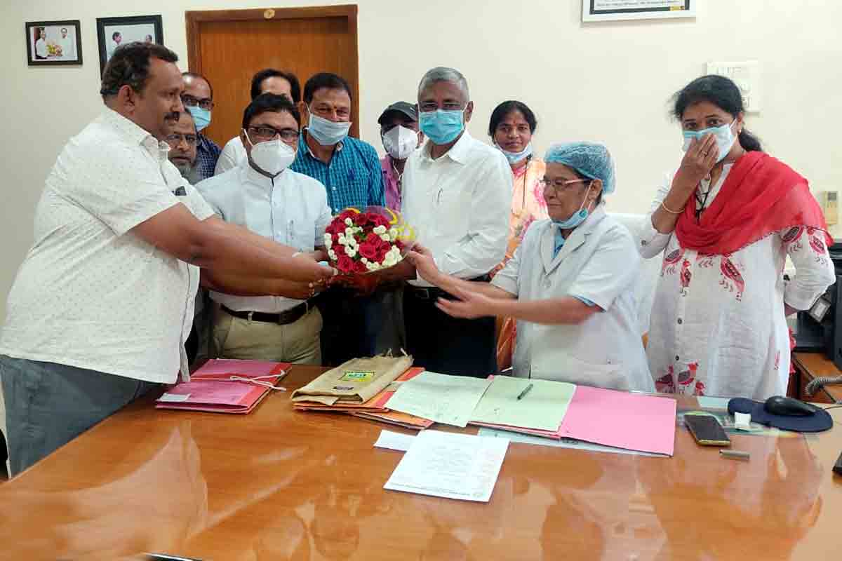 నిమ్స్ డైరెక్ట‌ర్‌ను క‌లిసిన నాన్ ఫ్యాక‌ల్టీ ఎంప్లాయీస్ యూనియ‌న్‌