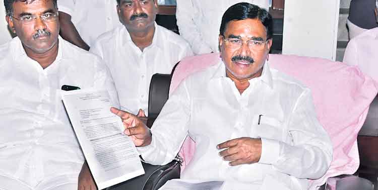 నిరంజన్‌ సవాల్‌.. సంజయ్‌ పరార్‌