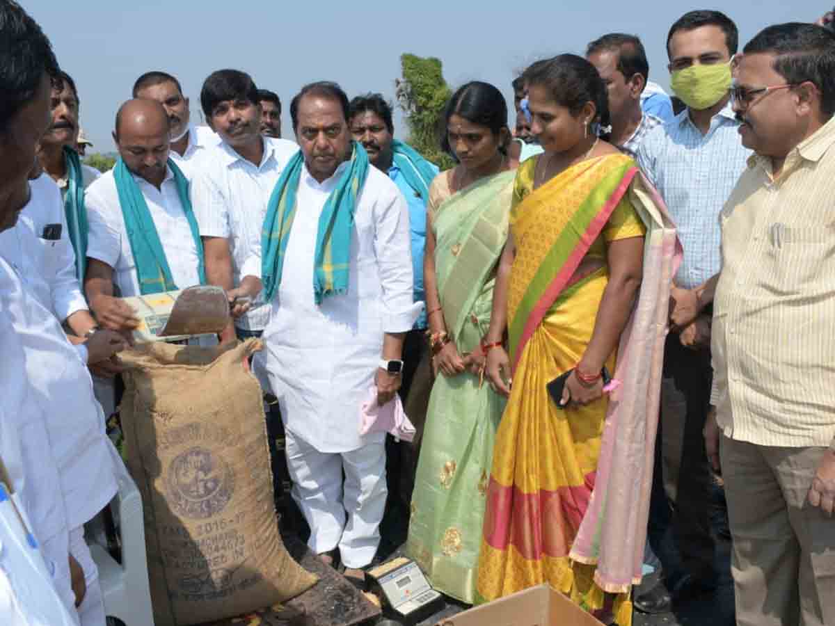 ధాన్యం కొనుగోలు కేంద్రాన్ని ప్రారంభించిన మంత్రి ఐకే రెడ్డి