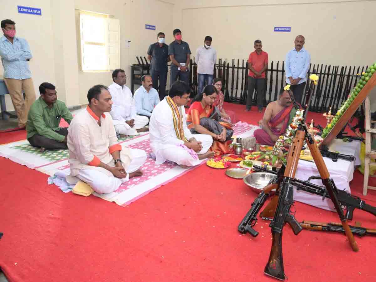 విజయదశమి అందరికి విజయాలు చేకూర్చాలి : డిఐజి రంగనాధ్