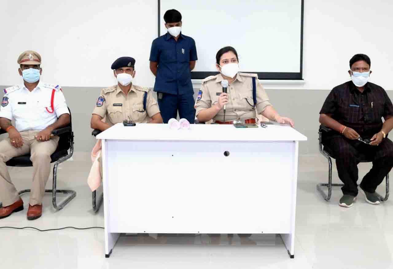 మద్యం సేవించి వాహనాలు నడపడం వల్లే రోడ్డు ప్రమాదాలు : అదనపు ఎస్పీ నర్మద