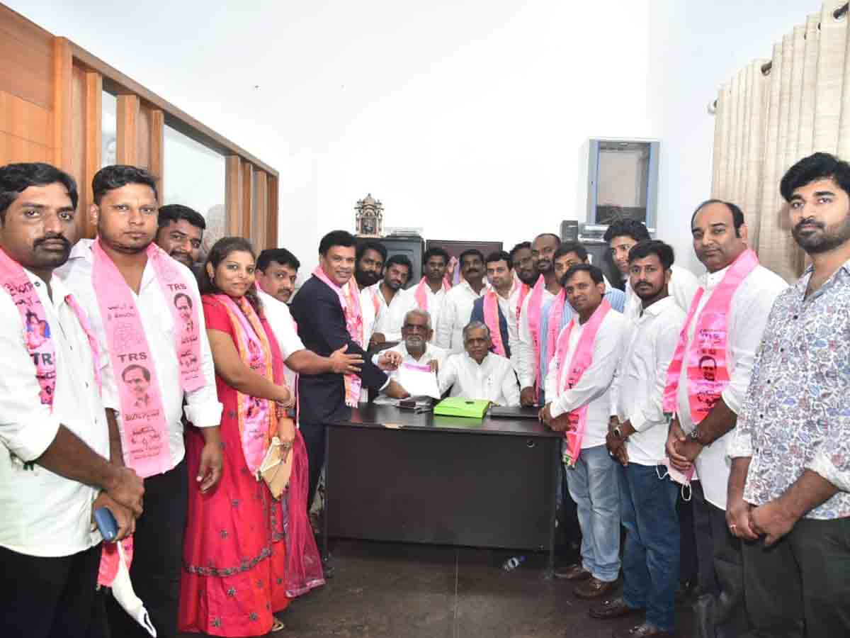 కేసీఆర్‌ అభ్యర్థిత్వాన్ని ప్రతిపాదిస్తూ ఎన్నారైల తరపున నామినేషన్ వేసిన మహేష్ బిగాల