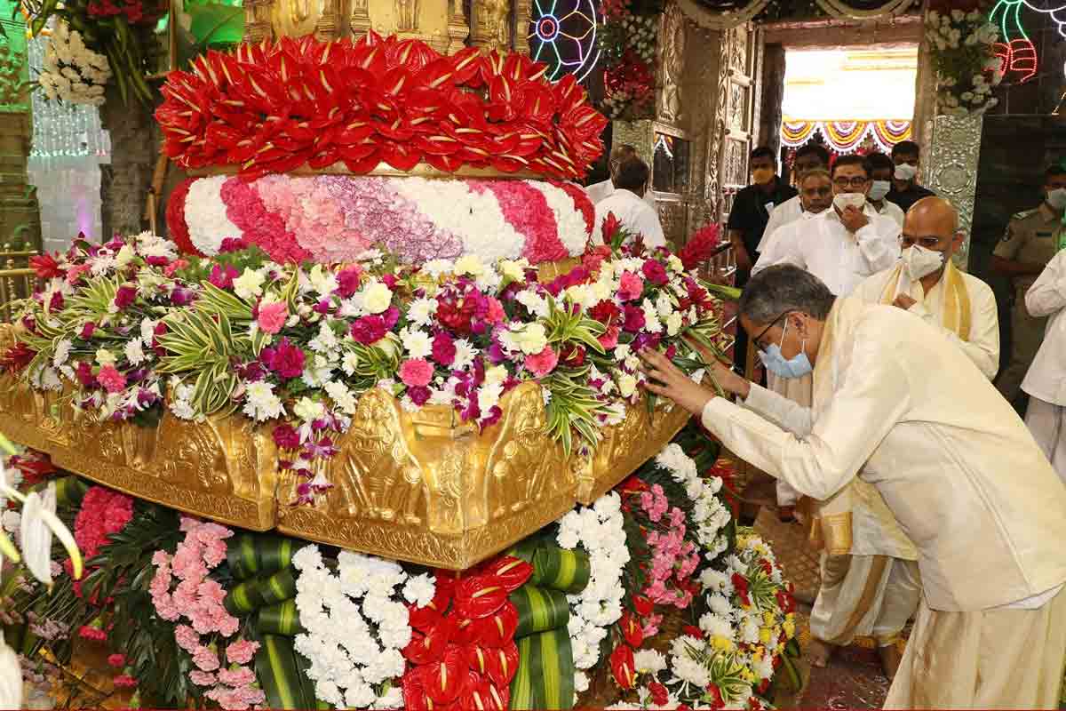 శ్రీవారిని ద‌ర్శించుకున్న సుప్రీం కోర్టు ప్ర‌ధాన న్యాయ‌మూర్తి జ‌స్టిస్ ఎన్వీ ర‌మ‌ణ‌