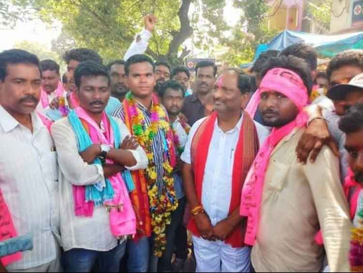 ఉద్యమనేతకు పట్టాభిషేకం