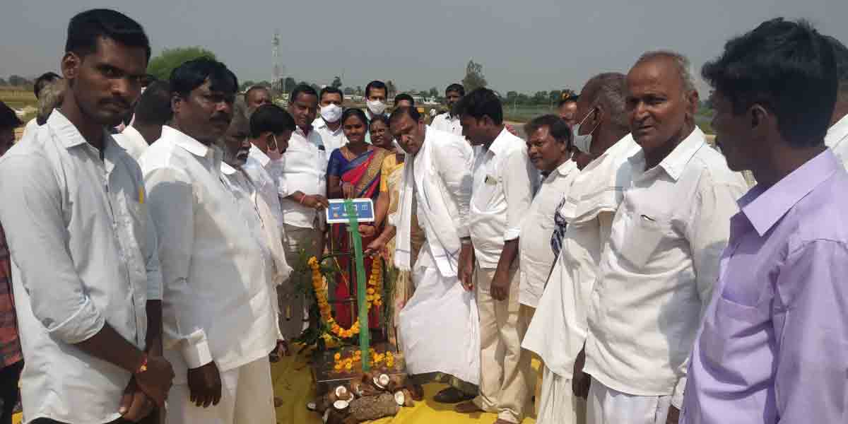 ధాన్యం కొనుగోలు కేంద్రాలు ప్రారంభించిన ఎమ్మెల్యే మదన్రెడ్డి