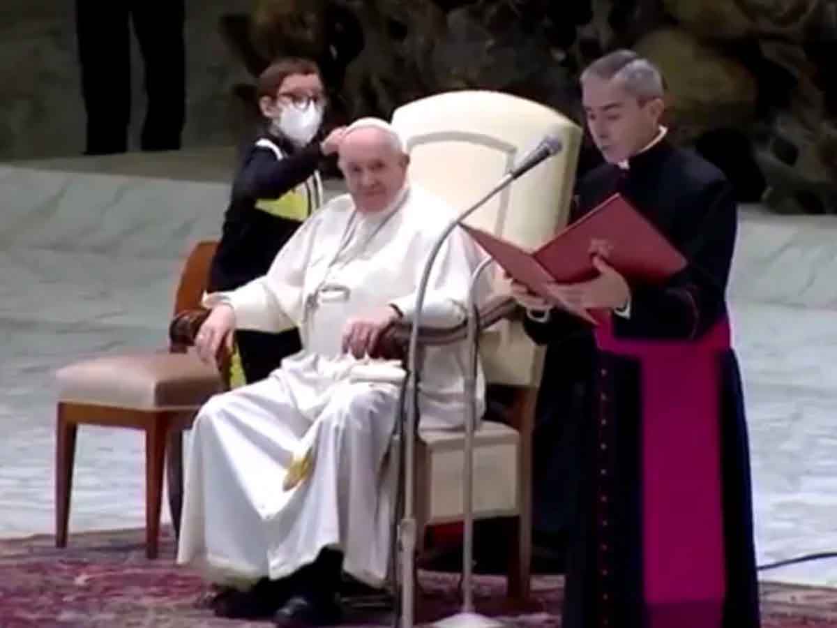 Pope Francis : పోప్ ఫ్రాన్సిస్ వైట్ క్యాప్ దొంగ‌లించ‌బోయిన పిల్లాడు.. వీడియో వైర‌ల్‌