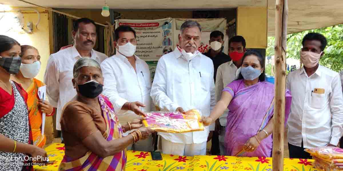 బతుకమ్మ చీరెలు పంపిణీ చేసిన ఎమ్మెల్యే దాసరి