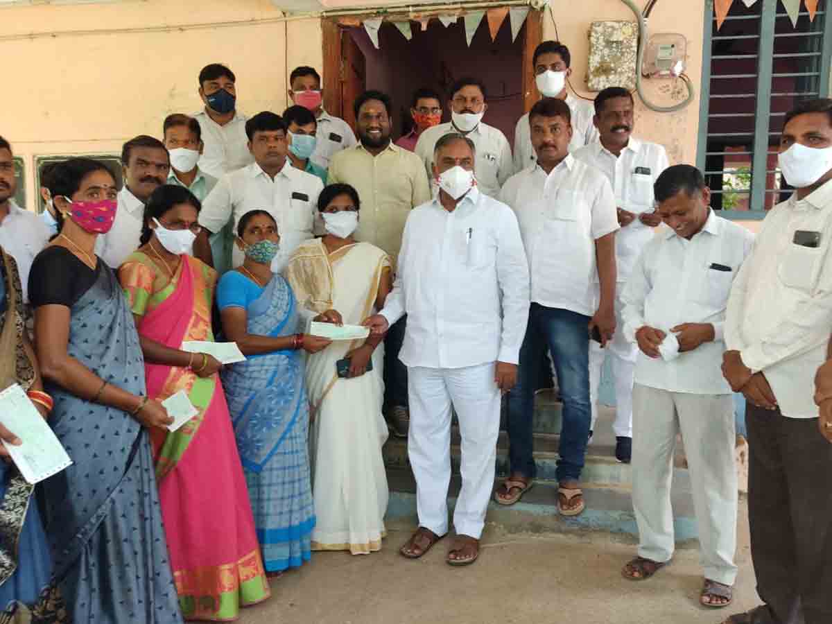 కల్యాణ లక్ష్మి చెక్కులను పంపిణీ చేసిన ఎమ్మెల్యే దాసరి