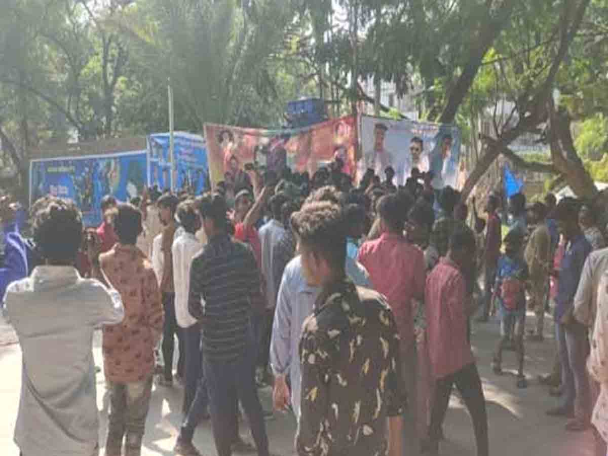 Prabahs: ప్ర‌భాస్ ఇంటి ముందు సంద‌డి చేసిన అభిమానులు..!