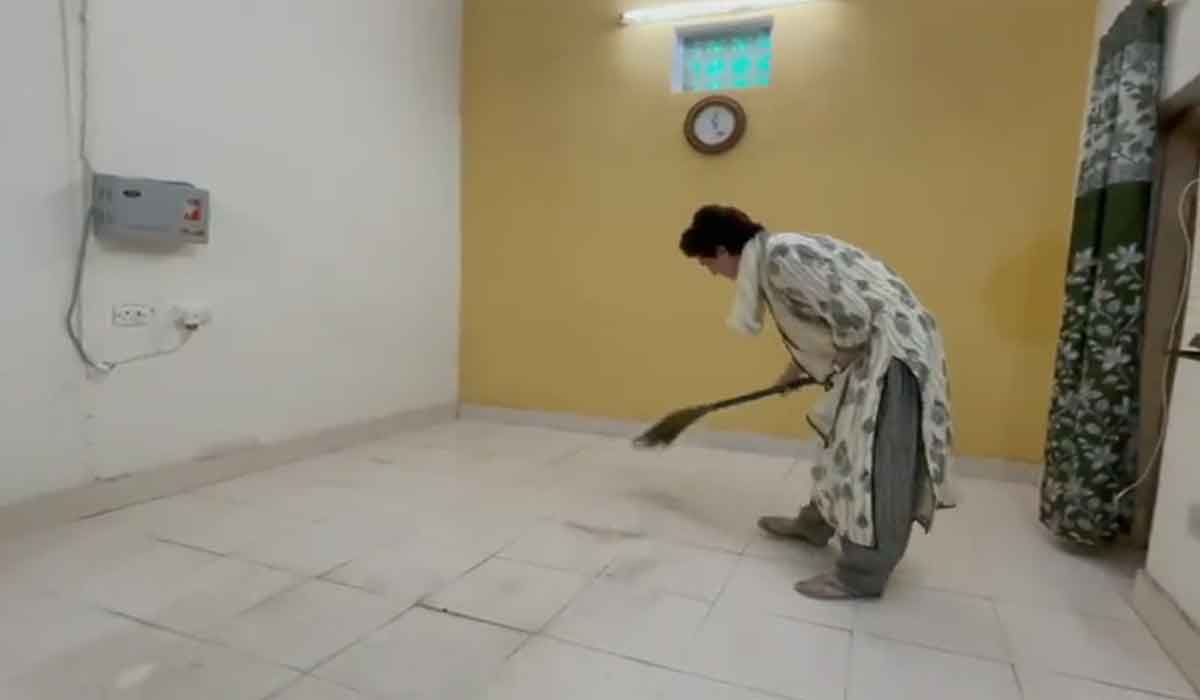 త‌న‌ను నిర్బంధించిన గ‌దిని ఊడ్చిన ప్రియాంకా గాంధీ.. వీడియో వైర‌ల్‌