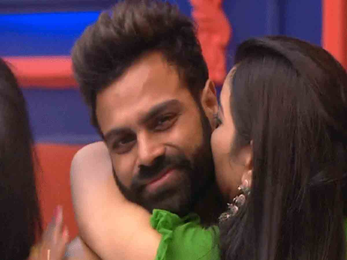 Priyanka: శ్రీరామ్‌కి తెగ ముద్దులు పెట్టిన ప్రియాంక‌.. సెటైర్ వేసిన అనీ