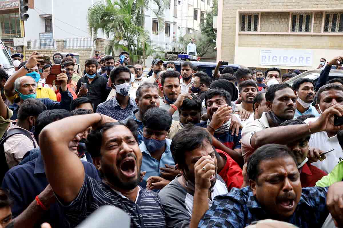 అభిమాన హీరోకి క‌న్నీటి నివాళి.. గుండె ప‌గిలేలా రోదిస్తున్న‌ అభిమానులు