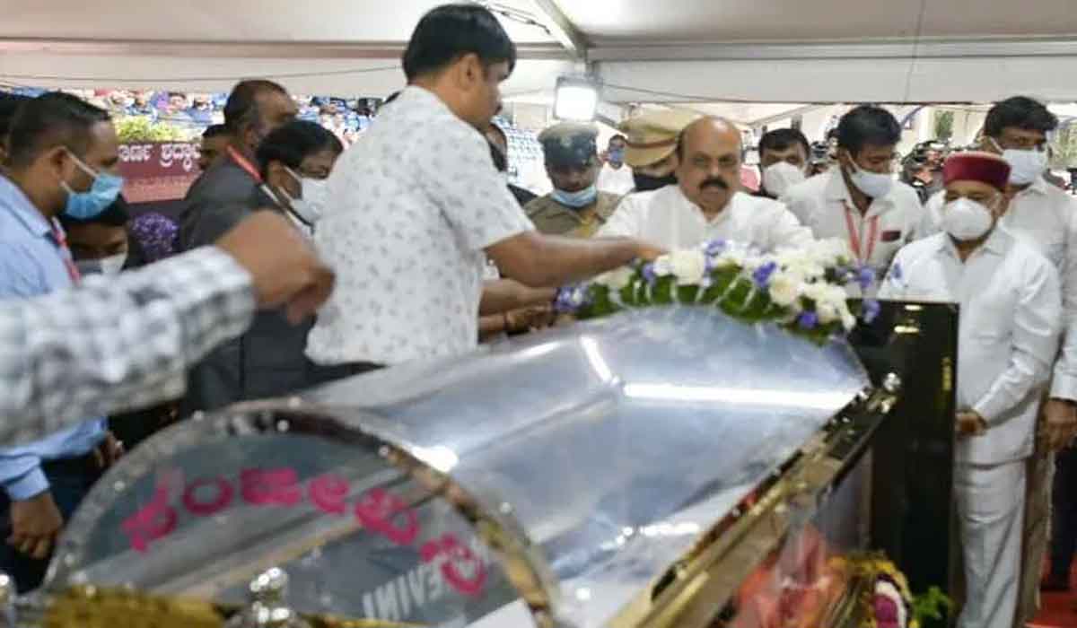 పునీత్ పార్దీవ‌దేహానికి క‌ర్నాట‌క గ‌వ‌ర్న‌ర్‌, సీఎం నివాళి