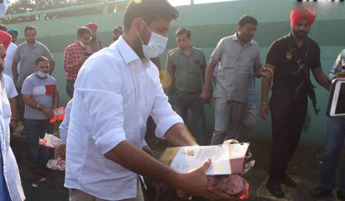 Punjab Minister: బ‌స్టాండులో చెత్త‌ను తొల‌గించి శుభ్రం చేసిన పంజాబ్ మంత్రి