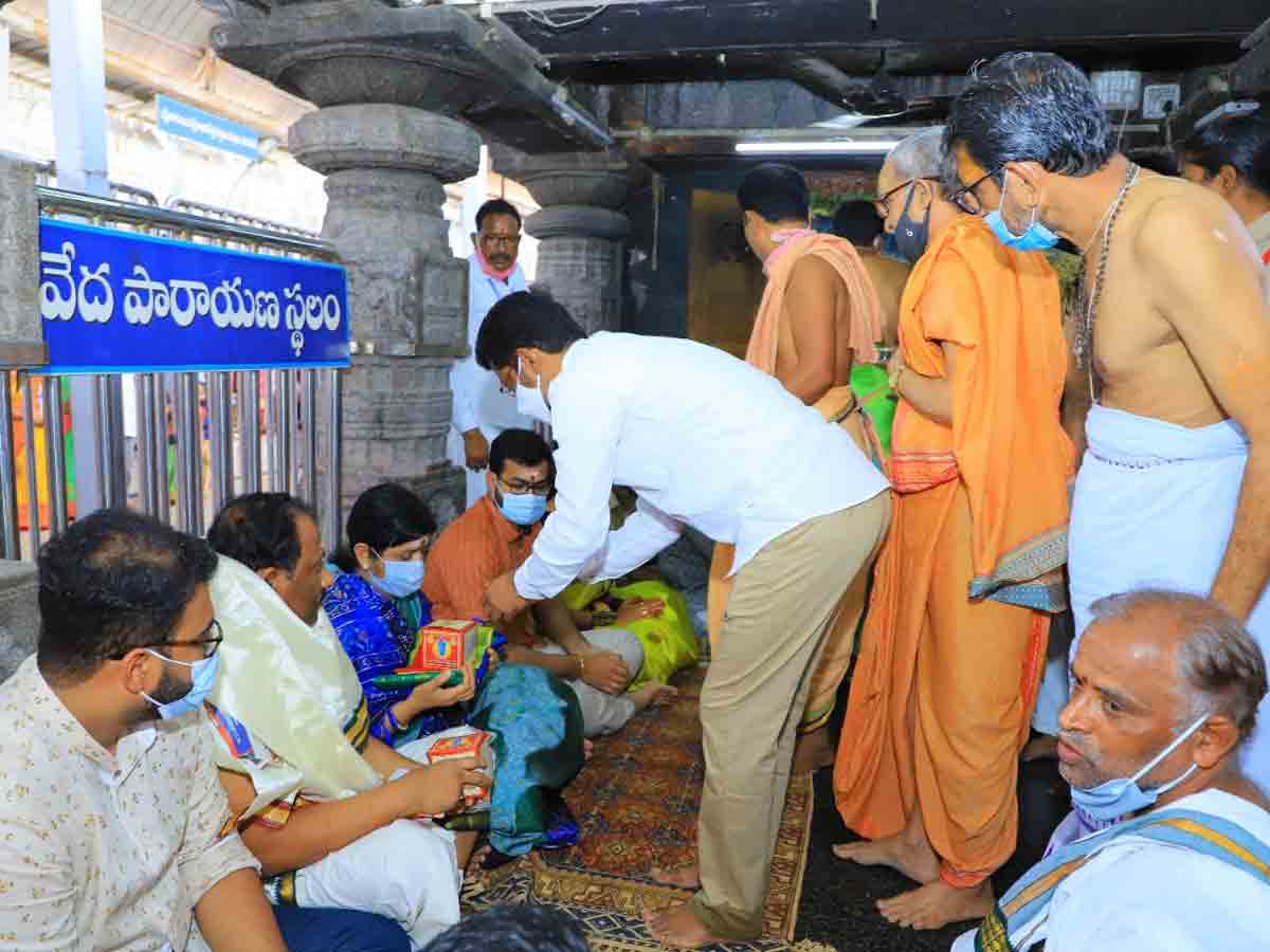 రాజన్న సన్నిధిలో హైకోర్టు జడ్జి మాధవి రెడ్డి