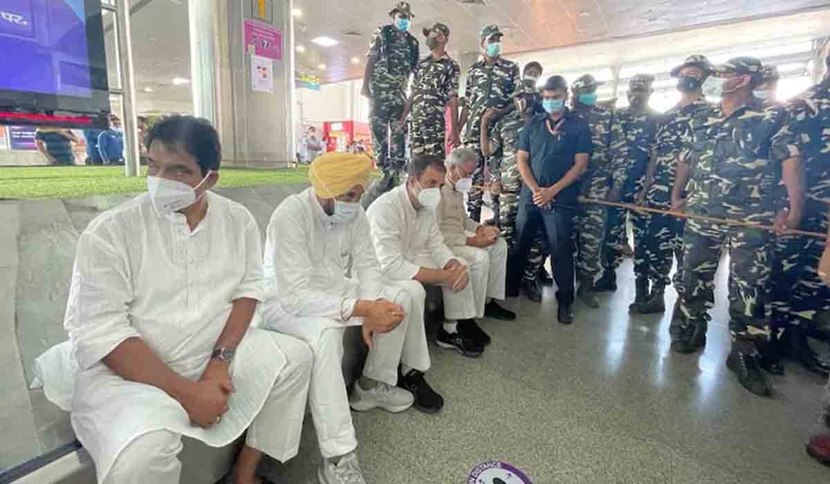 ల‌క్నో ఎయిర్‌పోర్ట్‌లోనే రాహుల్‌గాంధీని అడ్డుకున్న‌ పోలీసులు