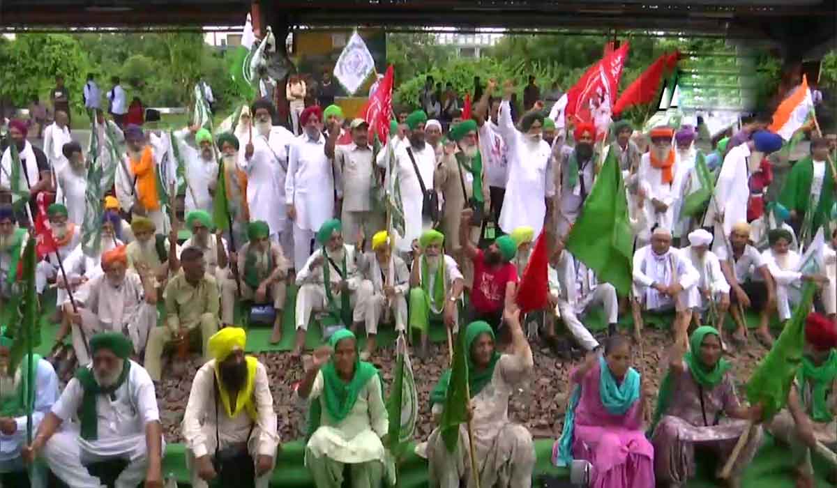 కేంద్ర మంత్రి రాజీనామా చేయాల‌ని రైతుల రైల్ రోకో..