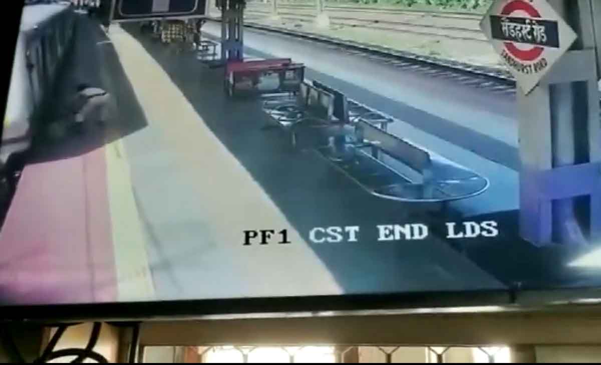 Mumbai Local Train : రన్నింగ్ ట్రెయిన్ ఎక్క‌బోతూ కింద‌ప‌డిన‌ మ‌హిళ‌.. వైరల్ వీడియో