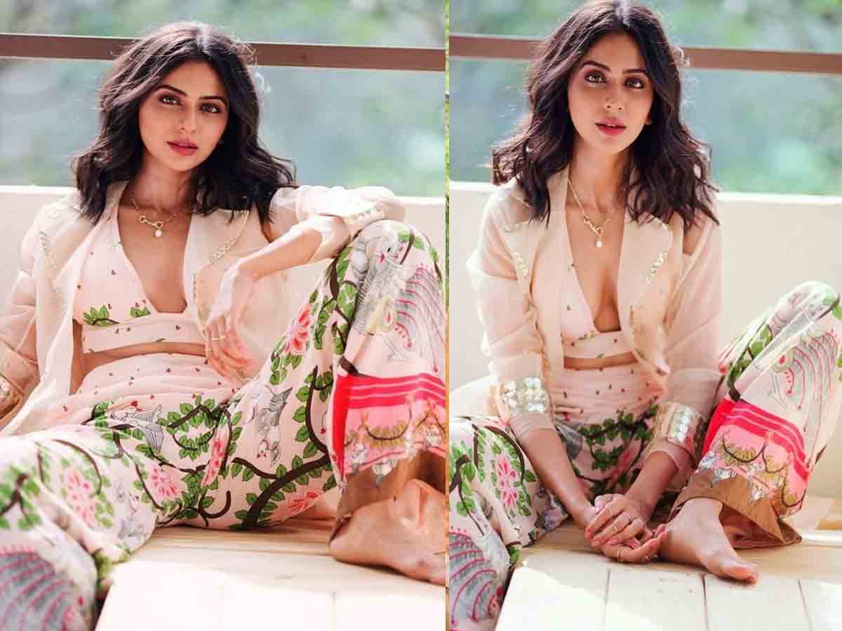 Rakul: ర‌కుల్ స్టైలిష్ పిక్స్‌కి ఫిదా అవుతున్న కుర్ర‌కారు