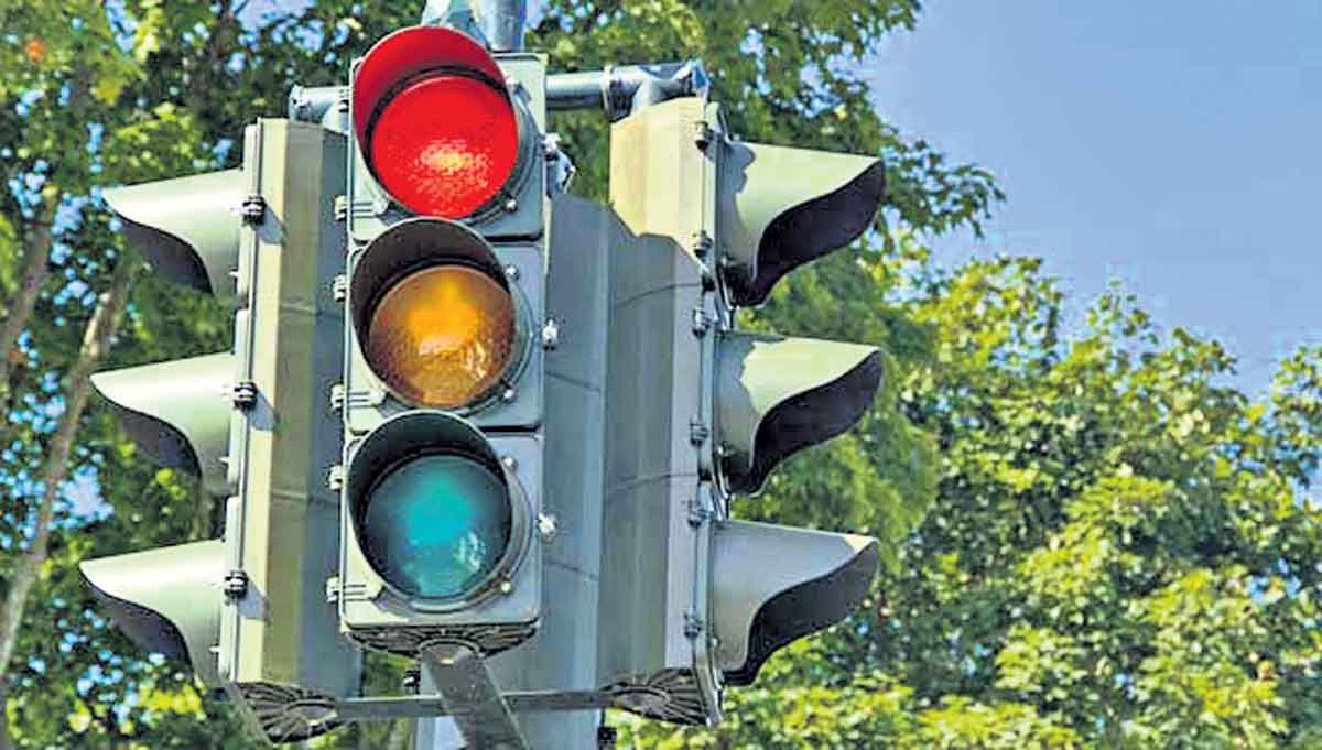 రెడ్‌ సిగ్నల్‌ పడుతున్నదని.. ముందుకు పోనిచ్చాడు..