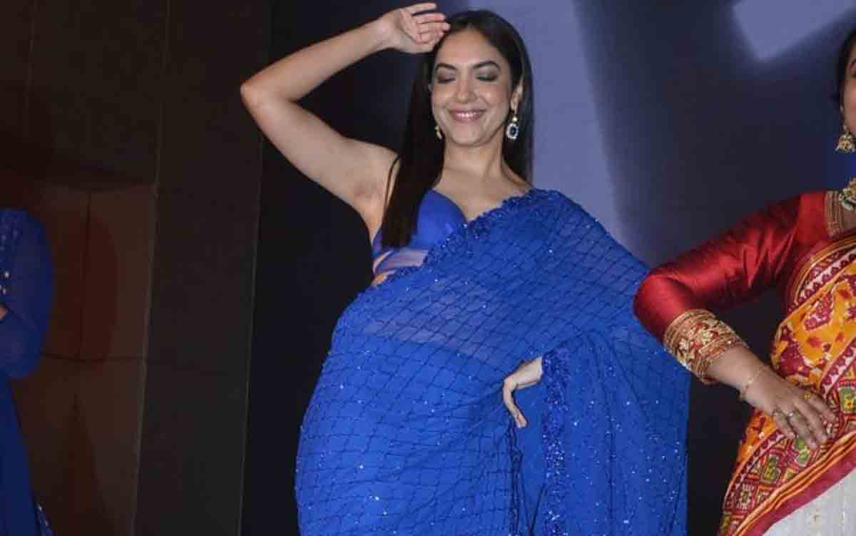 Ritu Varma | నీలిరంగు చీర‌లో నీతూవ‌ర్మ స్టెప్పులు