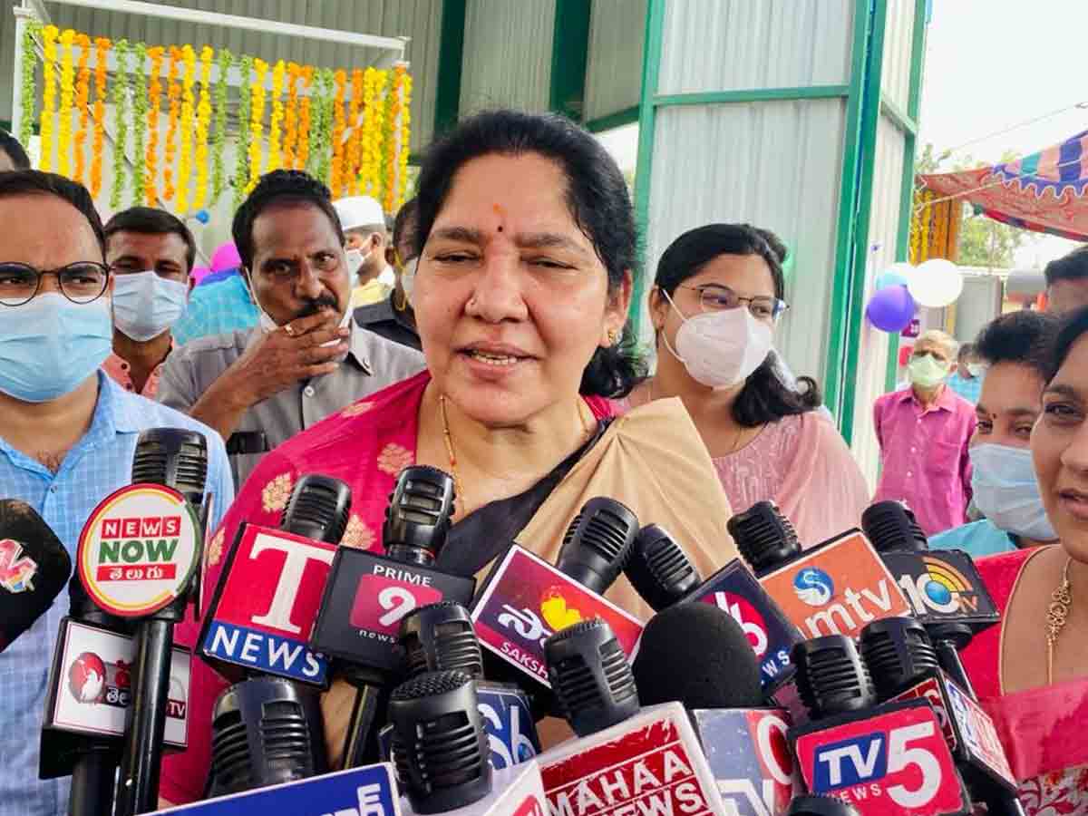 మెడికల్ కాలేజీకి అడ్డుపడితే  ద్రోహులుగా మిగిలిపోతారు : మంత్రి సత్యవతి