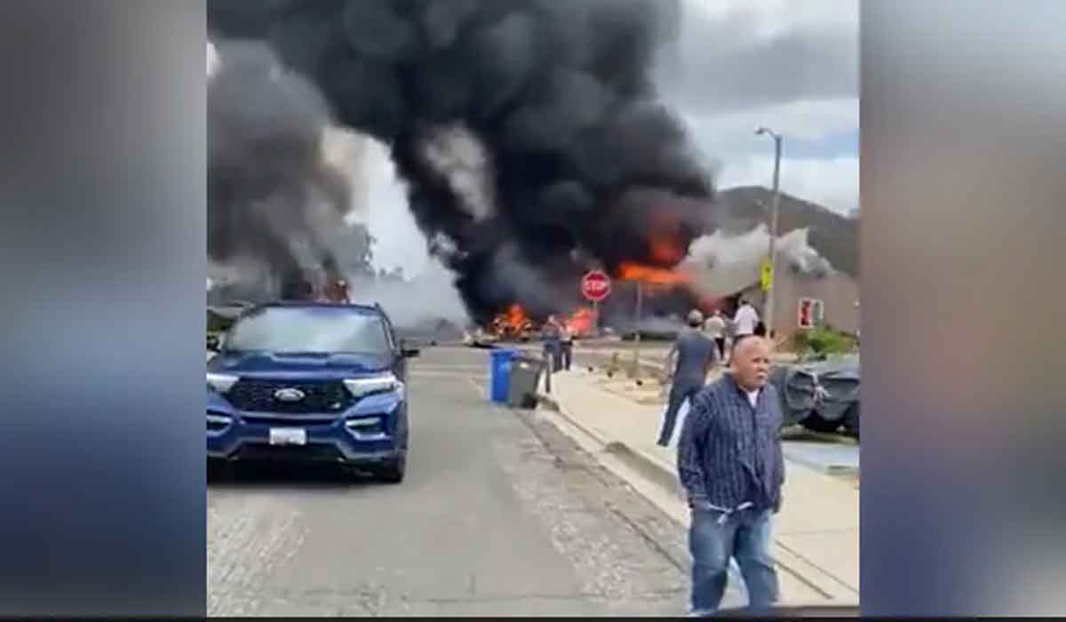 ఇండ్ల‌పై కూలిన విమానం.. ఇద్ద‌రు మృతి