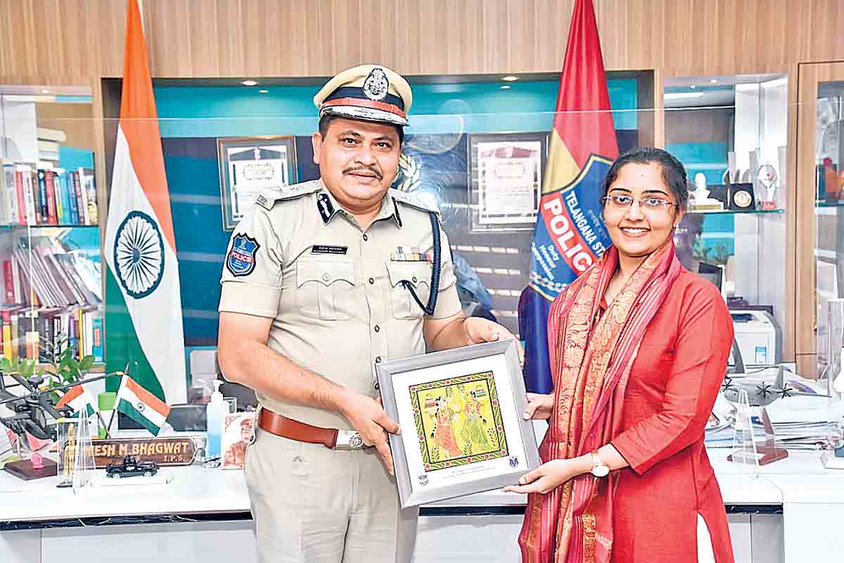 సత్కరించి.. జ్ఞాపిక అందించి..