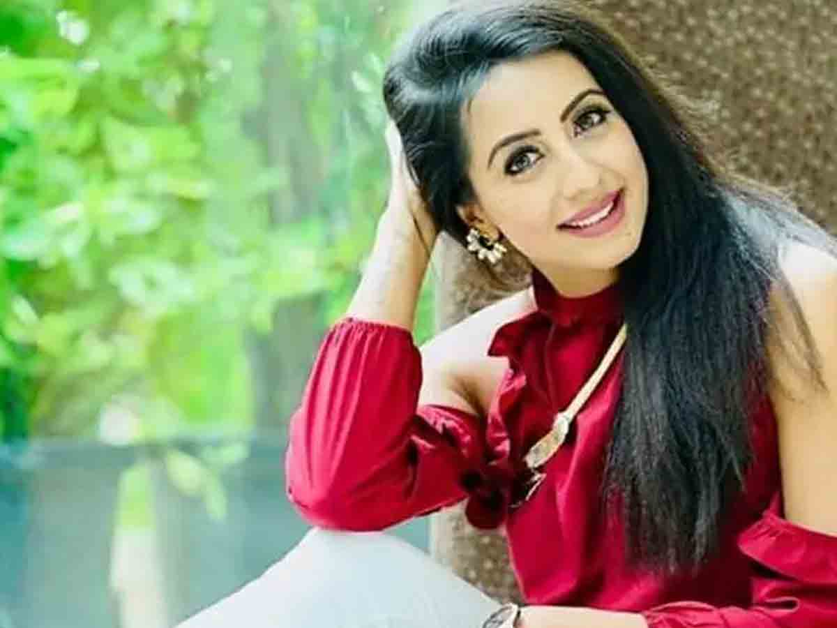 Sanjana: క్యాబ్ డ్రైవ‌ర్‌పై చిర్రుబుర్రులాడిన సంజ‌న‌..!