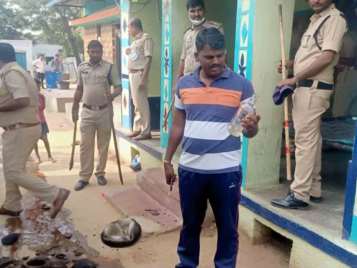 సారా బట్టీలను ధ్వంసం చేసిన పోలీసులు