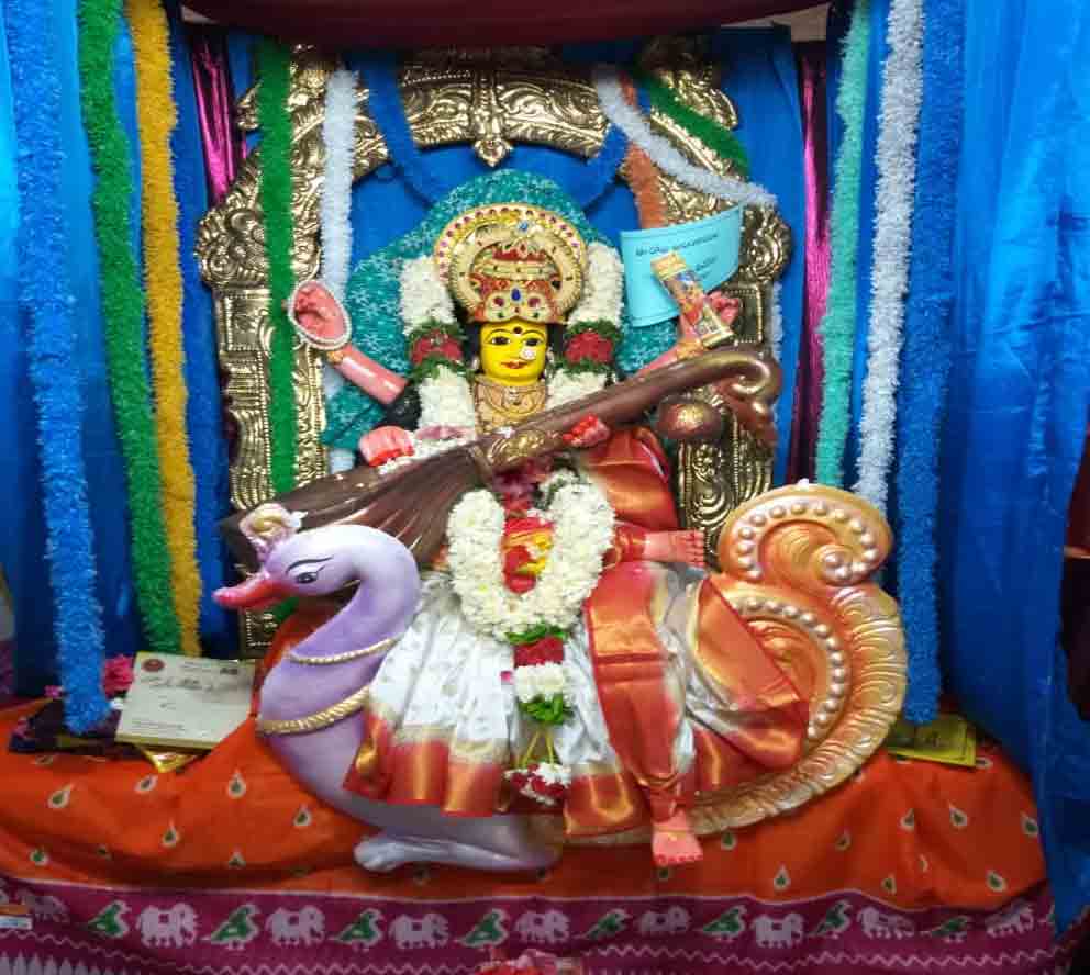sharannavarathrotsavalu | సరస్వతీ దేవి అలంకారంలో అమ్మవారు..