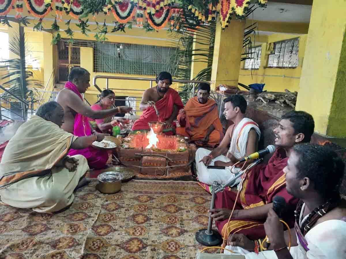 మల్లన్న ఆలయంలో ప్రారంభమైన దేవి త్రీరాత్రోత్సవాలు