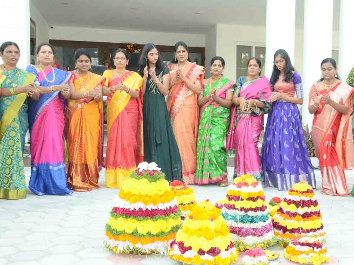 మంత్రి హరీశ్‌రావు క్యాంపు కార్యాలయంలో ఘనంగా సద్దుల బతుకమ్మ వేడకలు